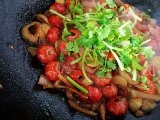 16、麻辣虾尾,放入香菜碎,炒匀即可。