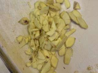 2、姜汁撞奶,洗干净，去掉皮，切成姜粒