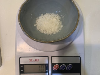 3、姜汁撞奶,准备好10g白砂糖