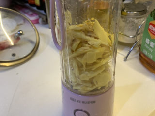 4、姜汁撞奶,把姜粒放入榨汁机