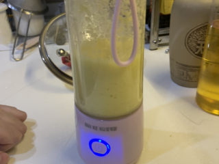 5、姜汁撞奶,加入适量的一点水，搅拌成20g姜汁