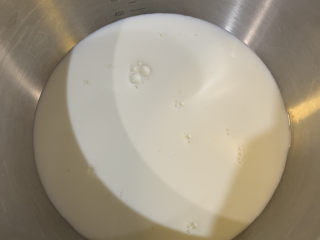 7、姜汁撞奶,准备好200ml牛奶