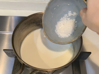 9、姜汁撞奶,倒入10g白砂糖，搅拌均匀，煮的过程慢慢搅拌