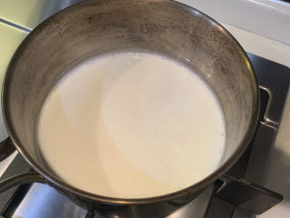 10、姜汁撞奶,煮到牛奶表面冒泡，立即关火。静待冷却1分钟