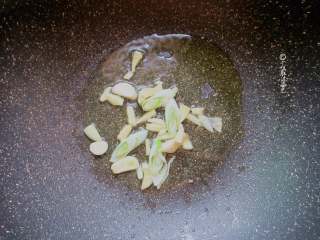 6、酸辣酥肉汤,锅中放入油烧热后放入葱爆香