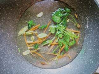 8、酸辣酥肉汤,加入2碗热水烧开