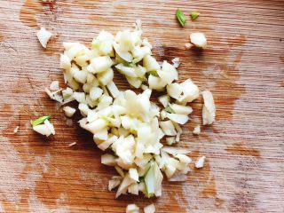 1、葱油拌面-快手早餐,将2颗蒜头切成末。