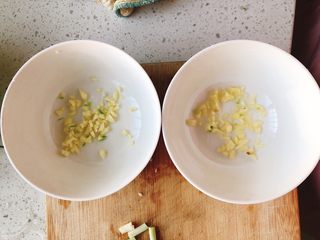 2、葱油拌面-快手早餐,装到碗里。