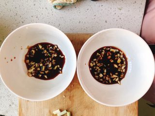 3、葱油拌面-快手早餐,每个碗分别倒入3勺酱油。（以下所介绍的调料量均为1份拌面的调料）