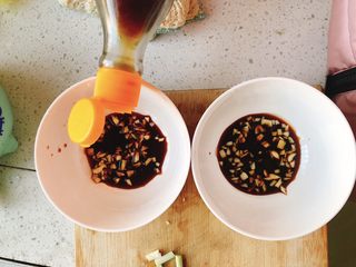 4、葱油拌面-快手早餐,倒入1勺凉拌醋。