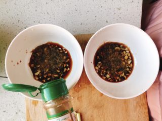 5、葱油拌面-快手早餐,倒入少许花椒粉。