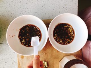 6、葱油拌面-快手早餐,加入半勺盐、半勺糖。