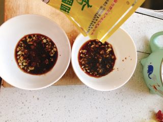 7、葱油拌面-快手早餐,加入半勺鸡精。