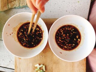 8、葱油拌面-快手早餐,用筷子搅拌均匀。