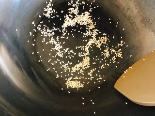 9、葱油拌面-快手早餐,取少许白芝麻放入锅中，不断用锅铲翻炒，中火烤至微黄。