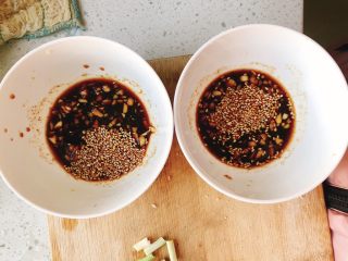 10、葱油拌面-快手早餐,烤香后的芝麻放入调料碗中。