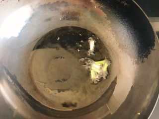 11、葱油拌面-快手早餐,葱白切段放入锅中，锅里倒入适量食用油烧热，将油与葱白炸香，大约1～2分钟。