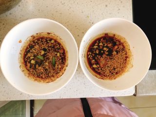 12、葱油拌面-快手早餐,炸香后的油倒入调料碗。