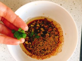 13、葱油拌面-快手早餐,葱叶切小段，放入调料碗。