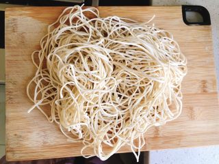 14、葱油拌面-快手早餐,将鲜切面抓松。