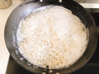 16、葱油拌面-快手早餐,将面放入锅中煮至浮起后再煮2分钟。