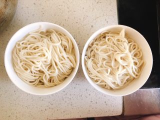 17、葱油拌面-快手早餐,将煮好的面捞到调料碗里。