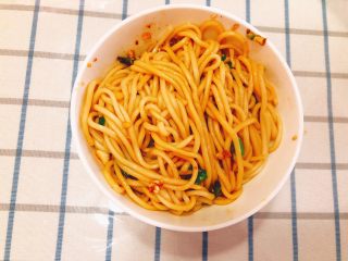 18、葱油拌面-快手早餐,用筷子搅拌均匀，香气扑鼻。