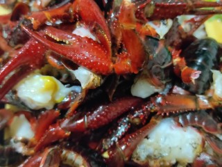 3、美味宵夜小龙虾,小龙虾去头去虾线,洗净备用