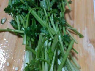 4、美味宵夜小龙虾,香菜切段备用