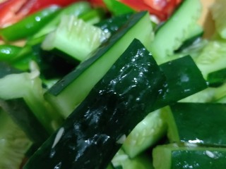 6、美味宵夜小龙虾,切好黄瓜、青椒、红椒