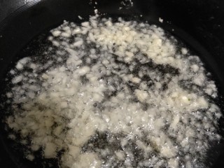 7、美味宵夜小龙虾,放油加热后放入蒜蓉