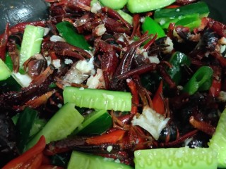 9、美味宵夜小龙虾,炒20秒左右放入小龙虾爆炒