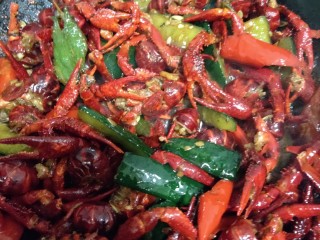 11、美味宵夜小龙虾,加入约15ml水