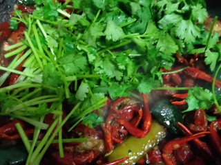 12、美味宵夜小龙虾,水分即将干时,加入香菜