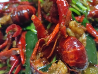 13、美味宵夜小龙虾,混匀香菜,出锅