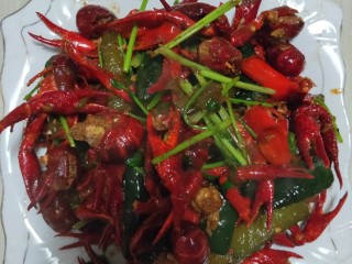 14、美味宵夜小龙虾,装盘