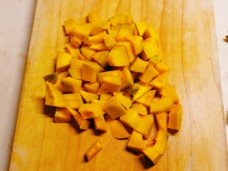 3、红枣南瓜粥,南瓜去皮去瓤,切块。