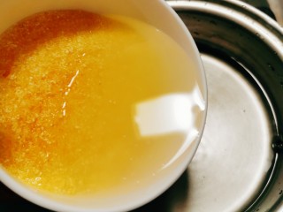 5、红枣南瓜粥,汤锅放入清水,放入泡好的玉米渣。