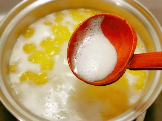 6、红枣南瓜粥,大火烧开,撇去浮末。