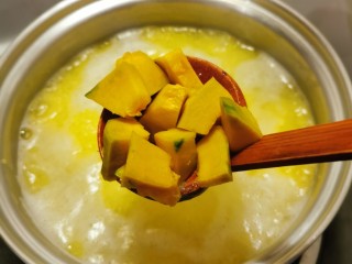 7、红枣南瓜粥,放入南瓜块,熬煮。