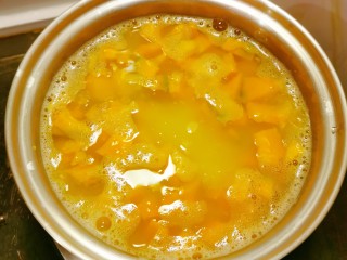 8、红枣南瓜粥,烧开。