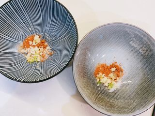 1、泡面味道的挂面,碗里装入蒜末，辣椒粉，白胡椒粉，五香粉，鸡粉，糖，盐