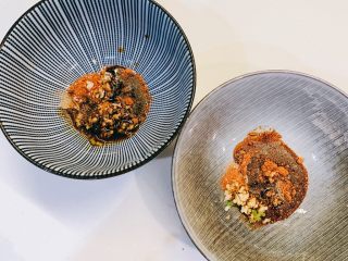 2、泡面味道的挂面,加入一勺生抽，搅拌均匀