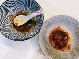 3、泡面味道的挂面,锅里把油烧到最烫，淋上去配料里