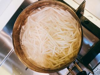 4、泡面味道的挂面,锅里煮好挂面，把面和汤汁一起倒入碗里，搅拌均匀