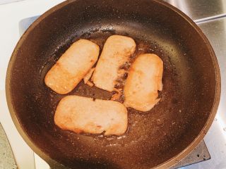 5、泡面味道的挂面,煎四片午餐肉