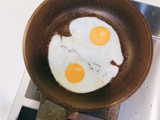 6、泡面味道的挂面,煎2个鸡蛋，然后放入面里就可以了