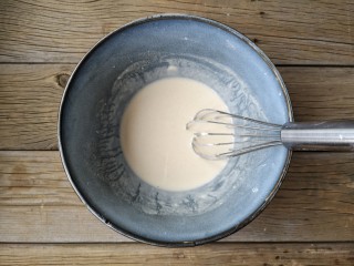 2、虾扯蛋,将面粉，澄粉和泡打粉混合加入清水搅拌至无颗粒状粉糊静置15分钟左右。