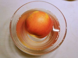 5、苹果小米粥,苹果清洗干净 用淡盐水浸泡10分钟