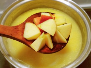 12、苹果小米粥,放入粥里 搅拌